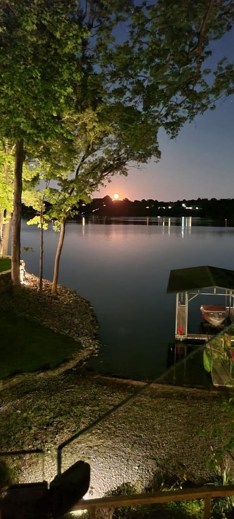 Lake Home by Nashville- Hot tub, swim, fish Bed and Breakfast in Hendersonville