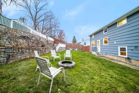 Waterview house walking distance from Cove Beach-5 mins to downtown-only 40 min to NYC House in Stamford