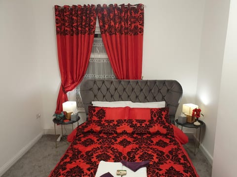 king Bed Premium luxury suite + Free Parking + Free Fast WiFi House in Leeds