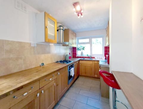 Cozy 4 Bedroom House in Smethwick with 4 bathrooms perfect for contractors and families Maison in Oldbury