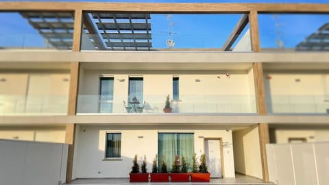 Property building, Facade/entrance, Balcony/Terrace