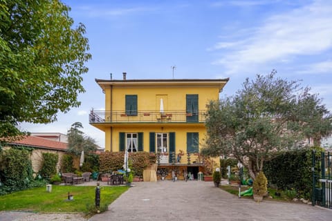 Property building, Day, Garden, Garden view