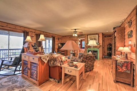 Lakefront Sparta Cottage with Decks and Boat Dock Casa in Lake Sinclair