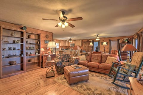 Lakefront Sparta Cottage with Decks and Boat Dock Casa in Lake Sinclair