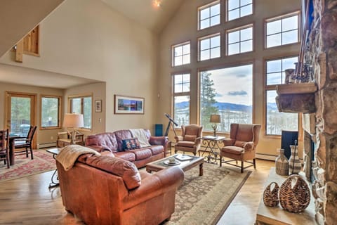 Grand Fraser Escape with Private Deck and Hot Tub Haus in Fraser