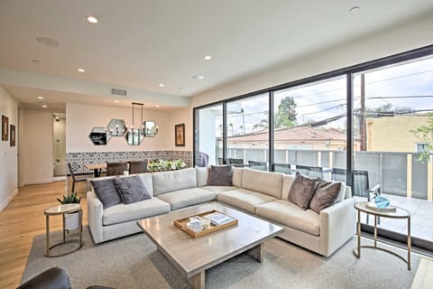Coastal-Chic Home with Patio and 4 Cruiser Bikes! Condo in Point Loma