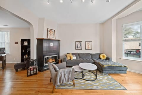 Lincoln Park 2 Bedroom Condo Wmid Century Flair Maison in Bucktown