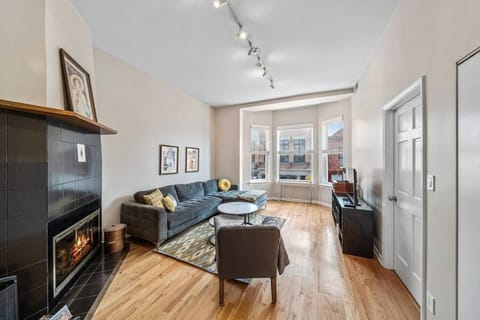 Lincoln Park 2 Bedroom Condo Wmid Century Flair House in Bucktown