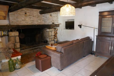 TV and multimedia, Living room, Seating area, fireplace