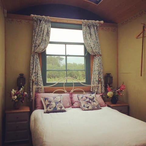 Sky View Shepherd's Huts with Woodburning Hot Tub Chalet in Redruth