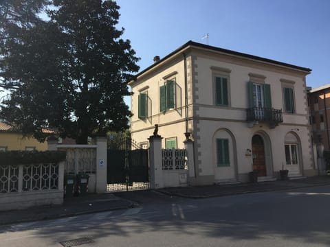 Facade/entrance