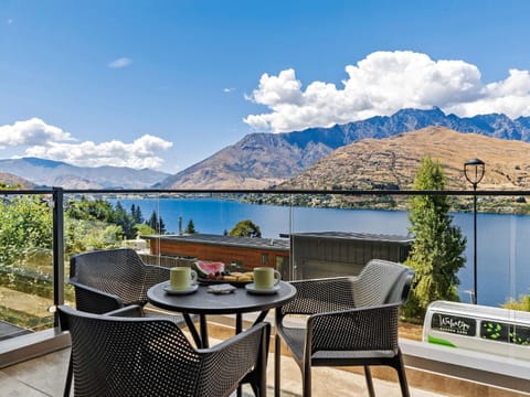 Balcony/Terrace, Lake view, Mountain view