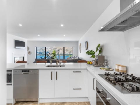 Kitchen or kitchenette, Lake view