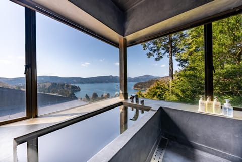 Bathroom, Lake view, Mountain view