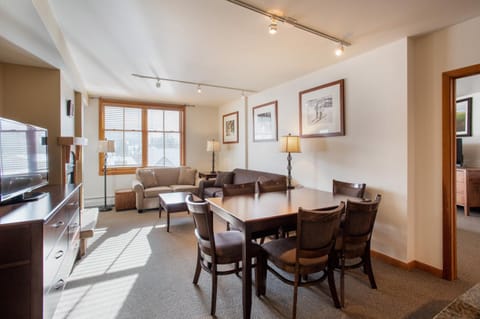 Upgraded Zephyr Mountain Lodge Condo with Continental Divide Views Close to Mountain condo Apartment in Winter Park