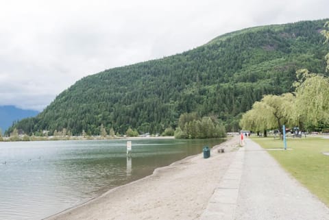 Harrison On The Lake, Walkable to Beach and Village Eigentumswohnung in Harrison Hot Springs