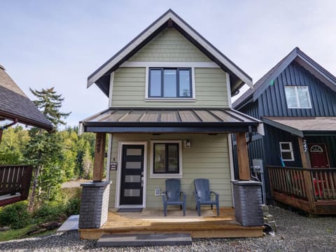 Storm Bay, Family Home with Hot Tub and Inlet View House in Ucluelet