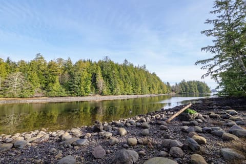 Storm Bay, Family Home with Hot Tub and Inlet View House in Ucluelet