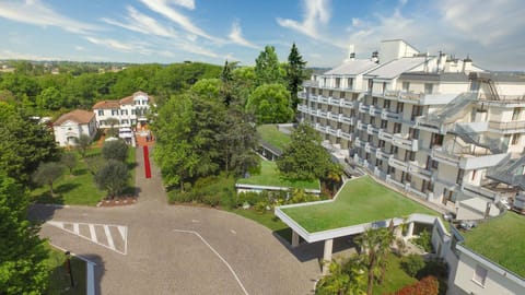 Facade/entrance, Bird's eye view