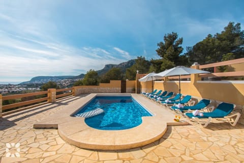 Patio, Nearby landmark, Day, Natural landscape, Mountain view, Pool view, Swimming pool, sunbed