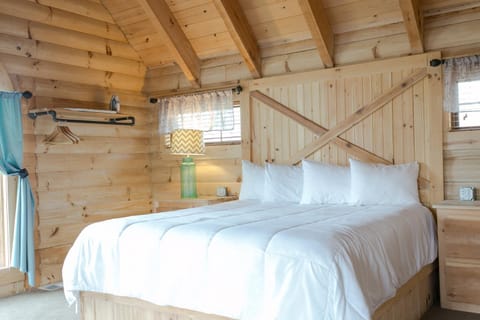 Hummingbird Haven Cabin by Amish Country Lodging House in Berlin