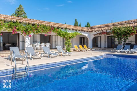 Property building, Patio, Day, Pool view, Swimming pool, sunbed