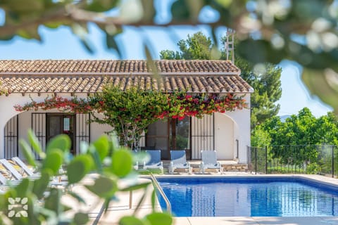 Property building, Patio, Spring, Day, Garden, Garden view, Pool view, Swimming pool, sunbed