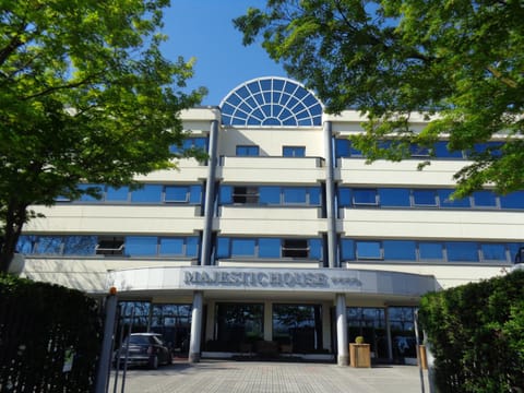 Facade/entrance, Mountain view, Street view