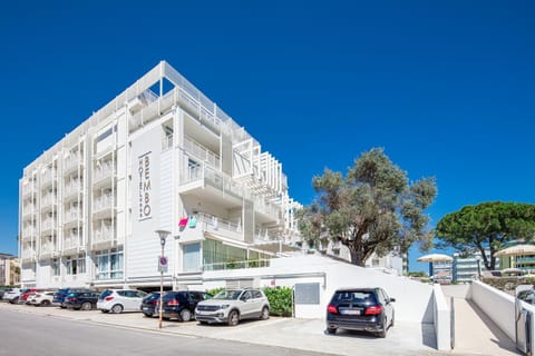 Property building, Restaurant/places to eat, Bed, Beach, Swimming pool, Breakfast, wardrobe