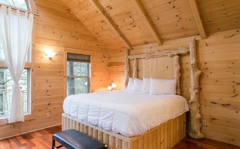 Whispering Pines Treehouse by Amish Country Lodging Maison in Berlin