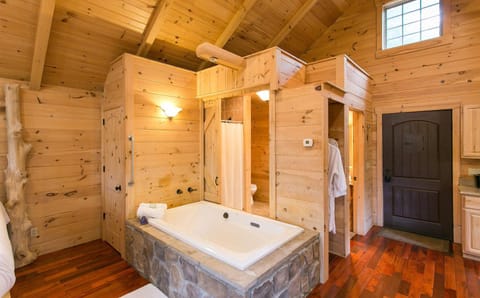 Whispering Pines Treehouse by Amish Country Lodging Casa in Berlin