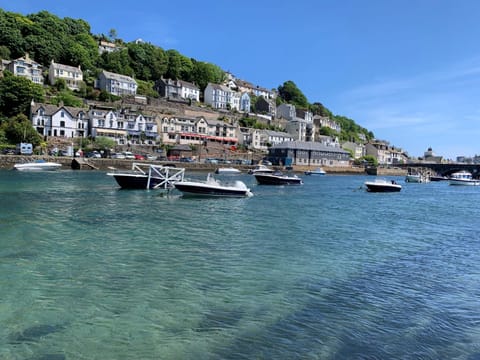 Superb House in Looe, Near Beach and Bars with Great Views and free access to a nearby Indoor Swimming Pool House in Looe