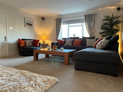 Luxurious 4 bedroom home in the heart of the Cotswolds with Hot Tub! Casa in Stow-on-the-Wold