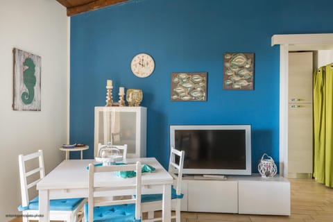 Blue house on the sea Maison in Avola