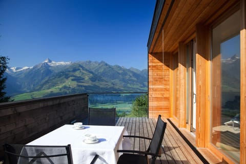 Facade/entrance, Balcony/Terrace, Mountain view