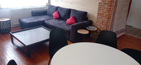 Grand appartement indépendant, 4 personnes et plus, piscine et jardin Direct Gare Aéroport Apartment in Toulouse