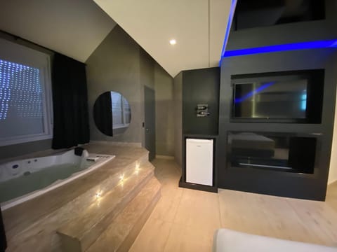 Hot Tub, TV and multimedia, Photo of the whole room, flat iron, oven