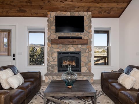 Copper Rock Ridge- Luxury, Pool Table, Hot Tub between Zion and Bryce House in Orderville