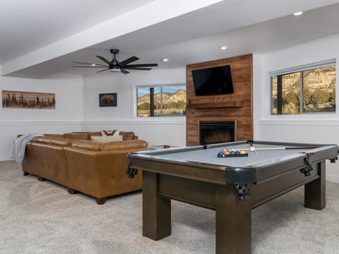 Copper Rock Ridge- Luxury, Pool Table, Hot Tub between Zion and Bryce Haus in Orderville