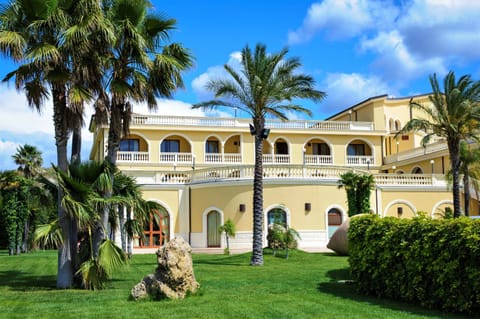 Property building, Facade/entrance, Garden