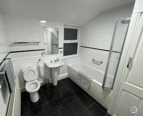 Tor House with patio, free parking 6pm to 8am only House in Torquay