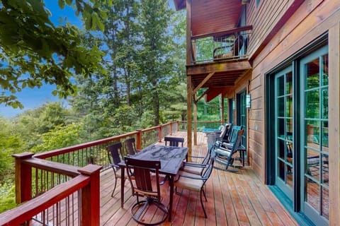 Elkhorn Cabin & Eagles Wing Lodge House in Asheville