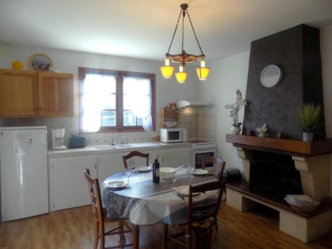 Kitchen or kitchenette, Dining area, minibar, pet friendly, stove, toaster