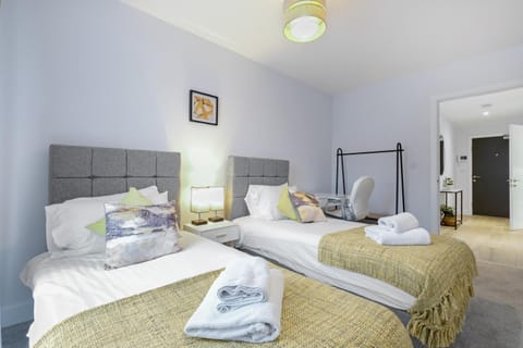 Belmore 1 & 2 Bedroom Luxury Apartments with Parking in Stanmore, North West By 360 Stays London Condo in Harrow