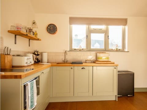 Kitchen or kitchenette, minibar, stove, toaster