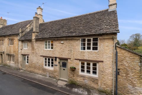 Facade/entrance, Street view, Quiet street view