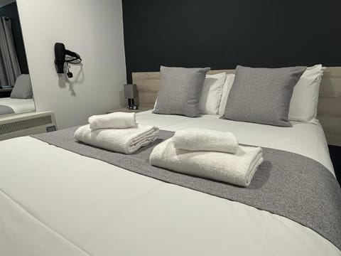 Bed, towels