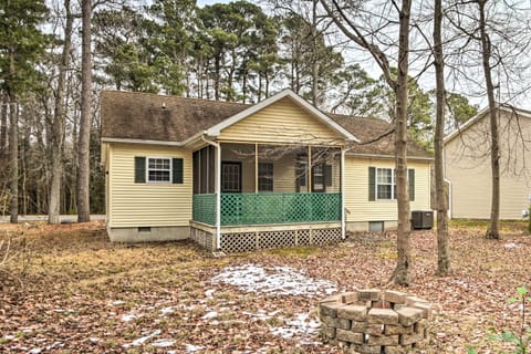 Ocean Pines House with Fire Pit and Community Pool House in Ocean Pines