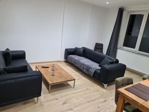 Le bonheur 1 & 2 parking et wifi gratuits Apartment in Charleroi