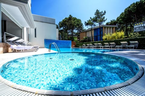 Hot Tub, Swimming pool